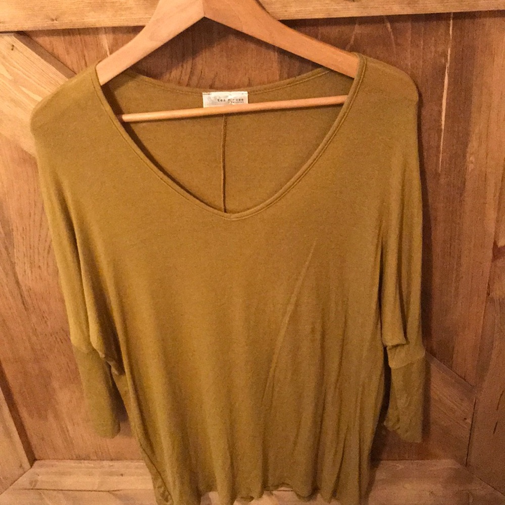 Mustard yellow thing mid sleeve shirt.